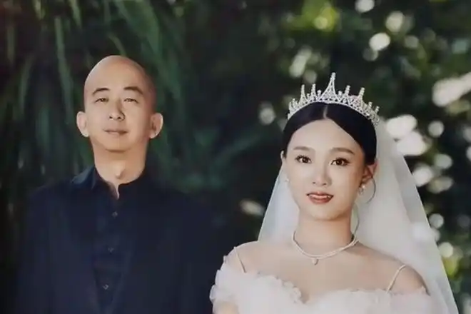 巨兴茂携新婚妻子度蜜月甜蜜同框好恩爱妻子近照俏皮又可爱