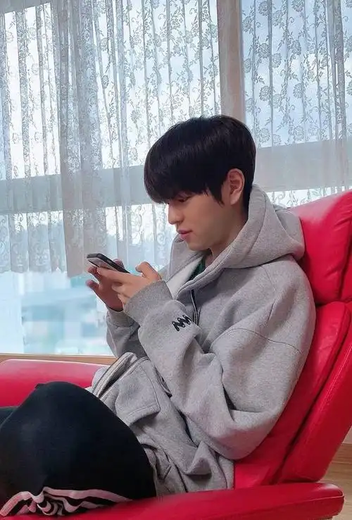 掏出你手机里最以假乱真的男友照