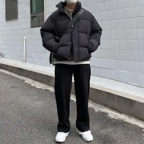 look4:黑色羽绒服 灰色针织衫 黑色运动裤 小白鞋