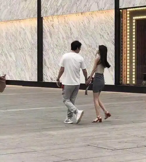 王思聪与豆得儿手牵手逛街 网友调侃难道好事将近?