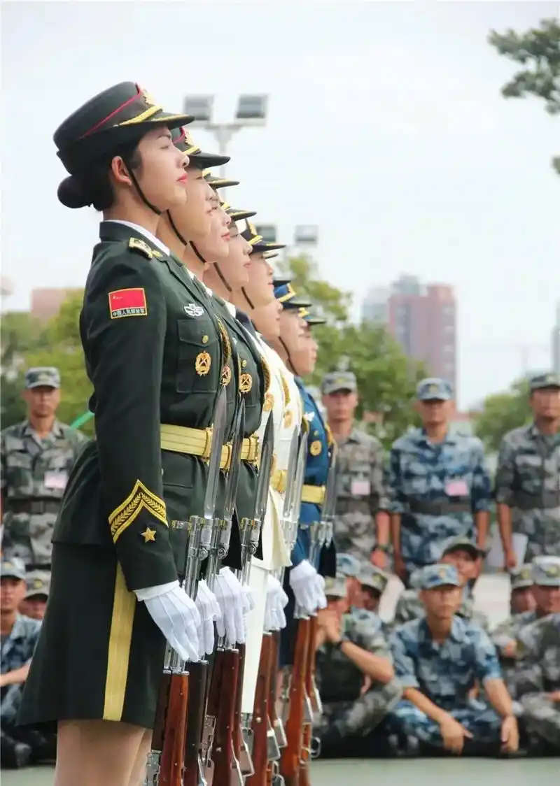 三军仪仗队女兵 - 抖音
