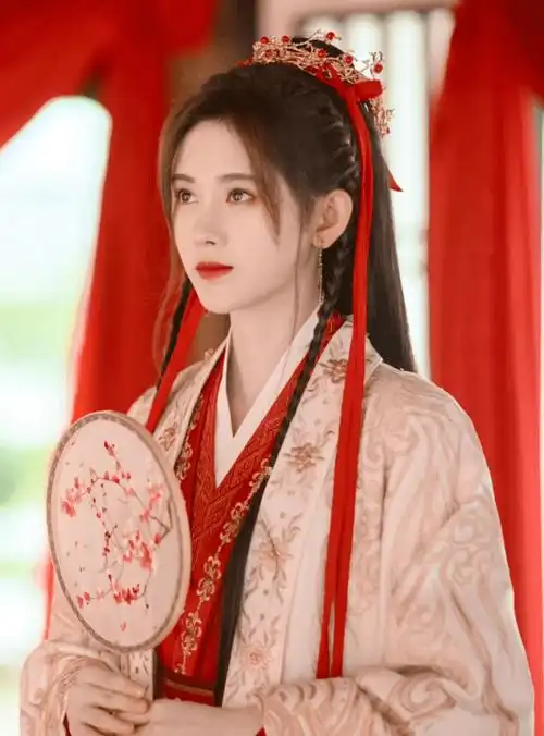 鞠婧祎饰演的雪文曦和宋威龙饰演的风承骏大婚时,雪文曦一袭红色嫁衣