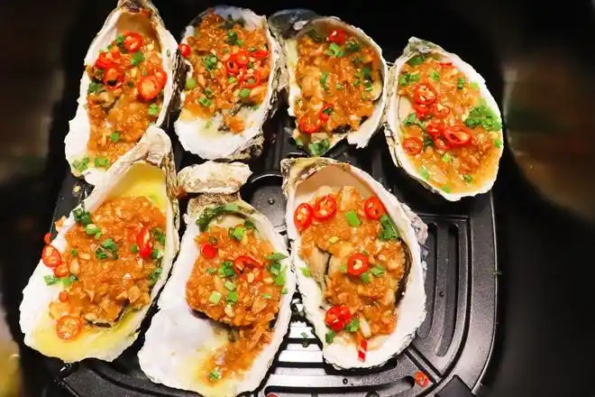 如何用空气炸锅烤出不输烧烤店的蒜蓉生蚝的做法