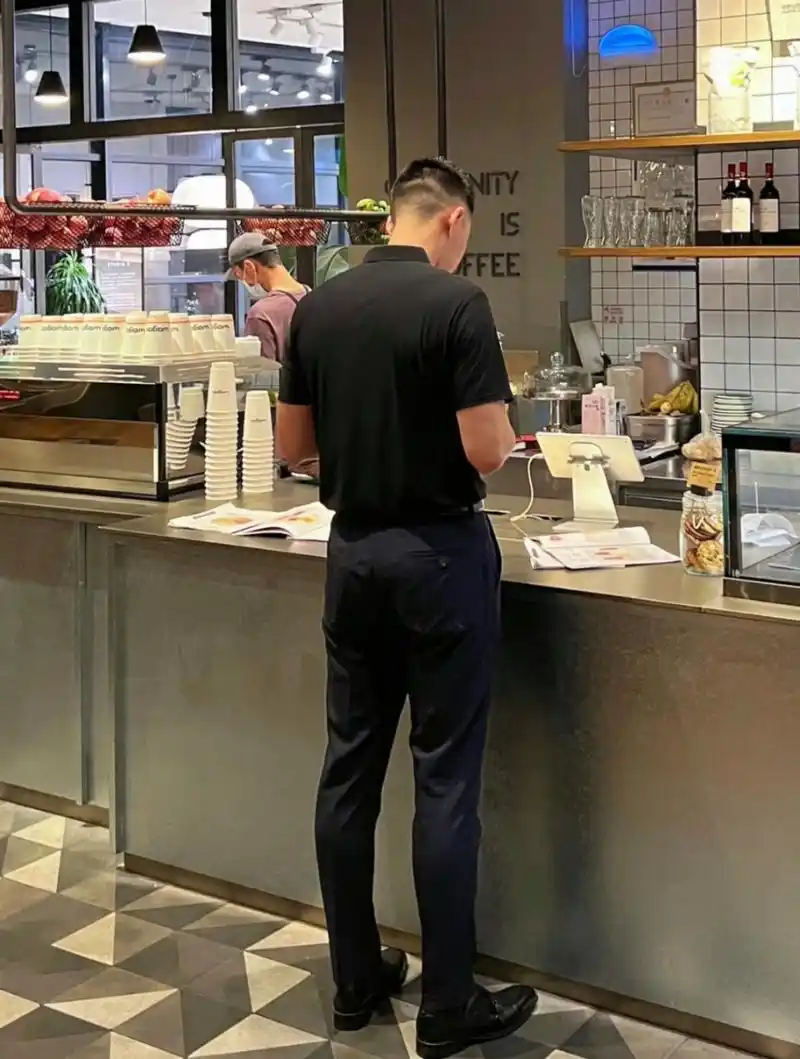 后背杀,黑色果然禁欲系,帅哥这身材太好了.