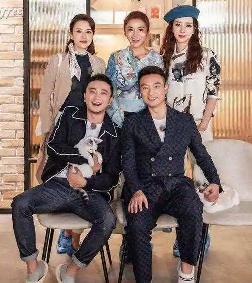 电视发出主持团合照,张蕾康辉姿势亲密,网友纷纷帮忙辟谣_生活_朋友