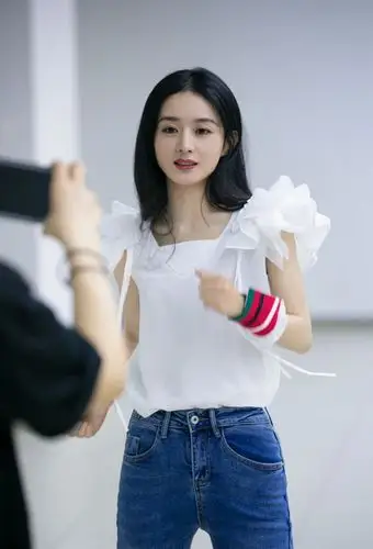 难怪赵丽颖不经常穿牛仔裤当她换上后这腿是后方小哥的12