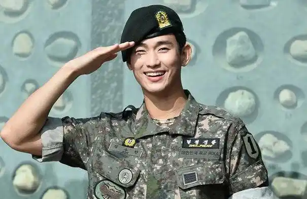 金秀贤入伍军装照