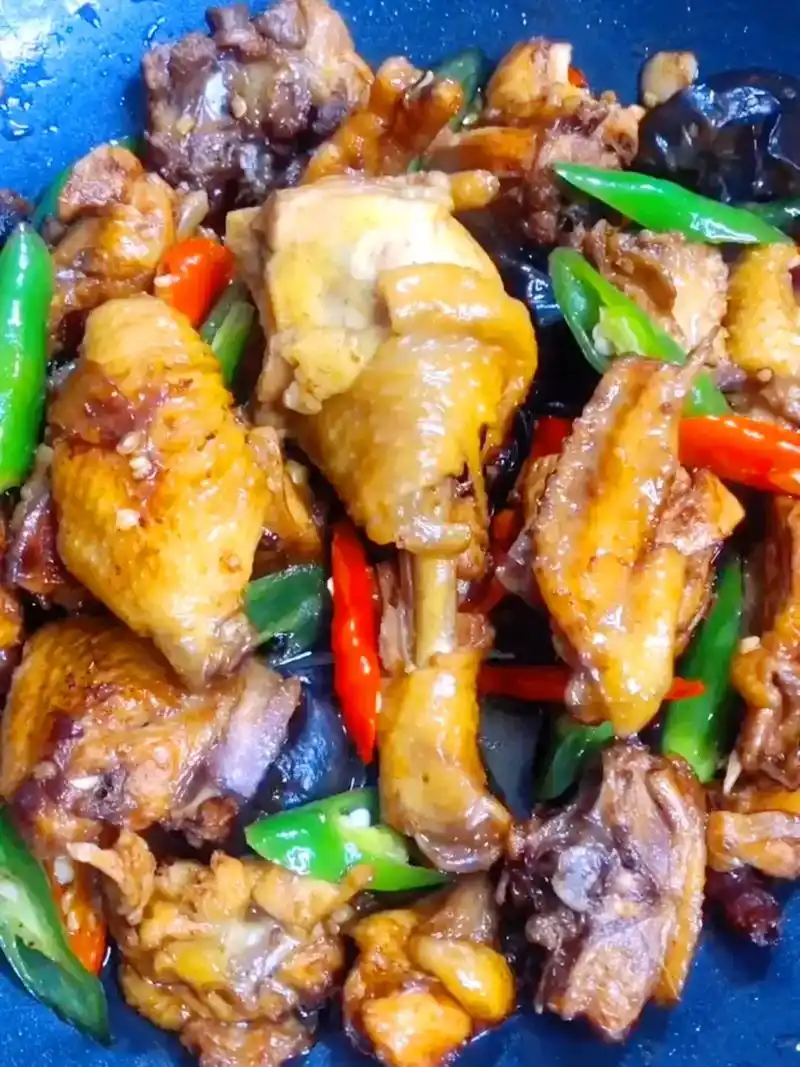 《青椒木耳炒鸡》鸡肉买回家不知怎么做好吃?