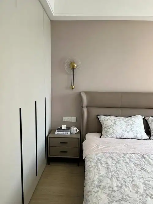 不要背景墙的奶咖色主卧太香了