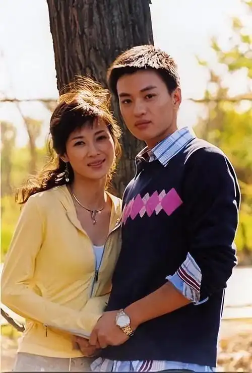 也就是在这个时候,童蕾因电视剧《断刺》与现任丈夫周旭辉相识.