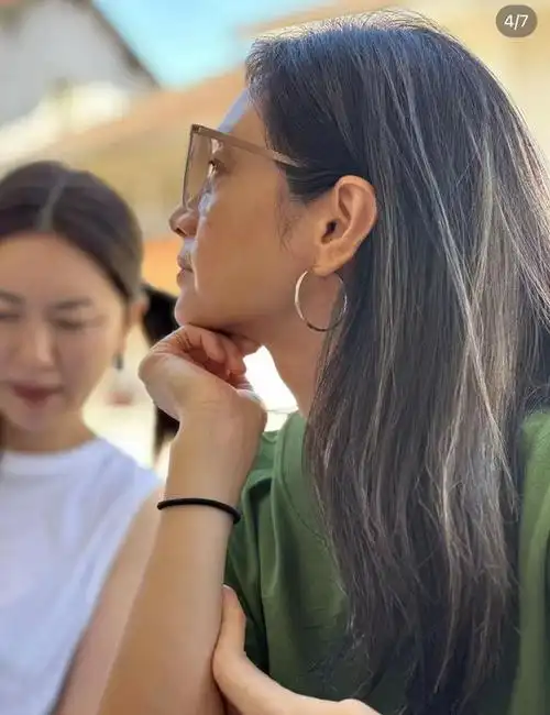 朱亚文妻子素颜游瑞士,展现自然美惹争议