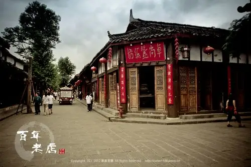 百年老店,现场从洗茧,晾晒到装被全流程都可以看见.店里店训也相当.