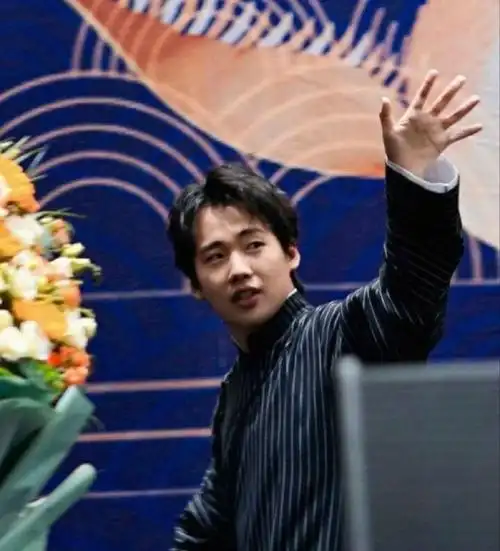 宝藏男孩郭麒麟大褂系列壁纸来咯