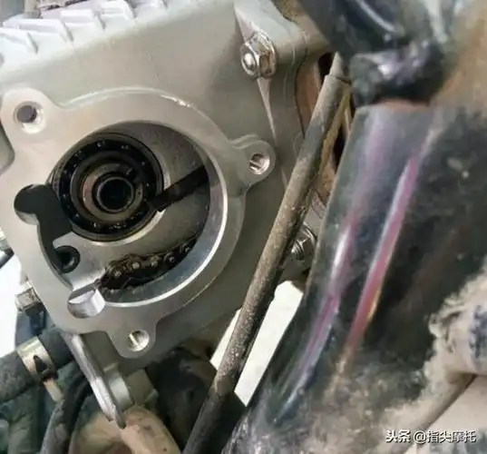 摩托车气门间隙大,找不到调整镙钉咋办?土法上马解决异形车问题