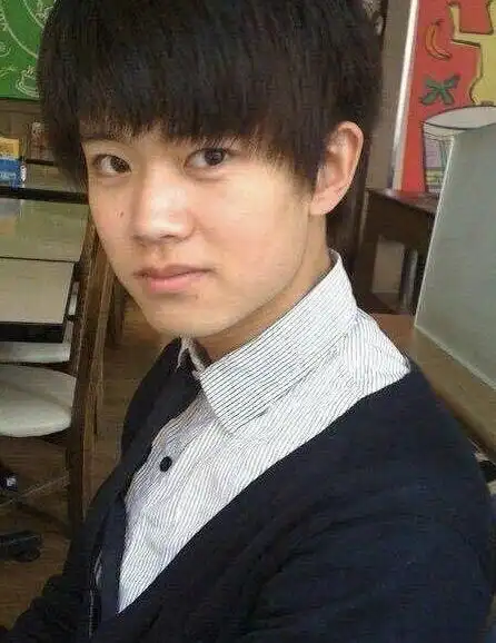 朱一龙和任嘉伦出道前后的照片比,网友:居然以前这么非主流_网易订阅