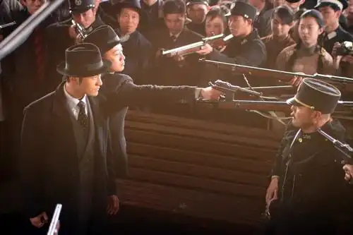 《新上海滩》剧照新浪娱乐讯 在内地众多地区创下一连串收视神话并在