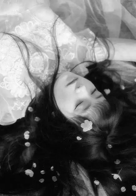 睡不着的晚上习惯性地闭上眼睛安静地想念一个人