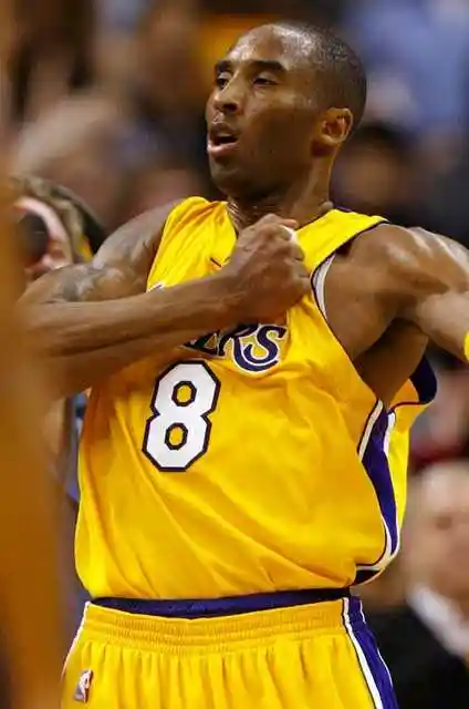 为什么直观上感觉科比的肌肉并不发达却总有人说他在后卫中力量属于