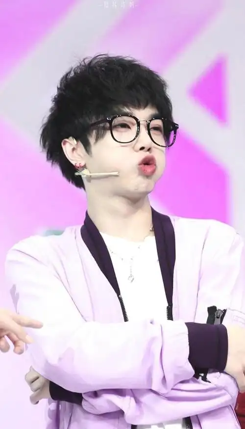 华晨宇,竟有"舞台上霸气的大魔王,生活中温柔软萌的小可爱"的反差萌!