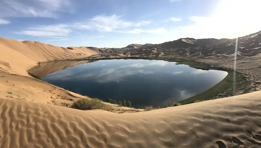 湖泊-阿拉善右旗沙海行旅行社有限责任公司