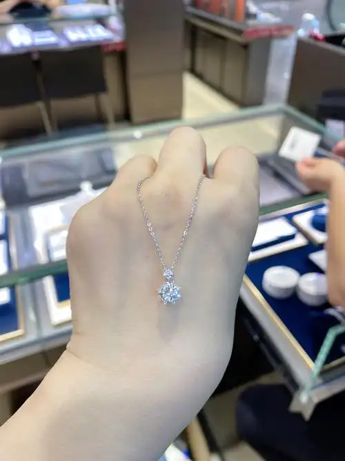 周生生新款铂金钻石项链