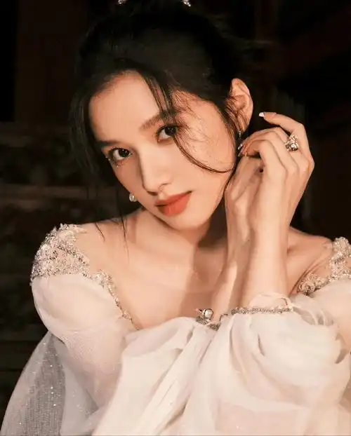 原创4对撞脸的明星谁不红谁尴尬刘亦菲王楚然现状对比太扎心