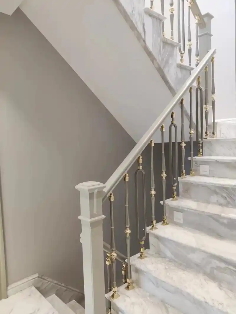 天然的大理石台阶,白色中自带灰黑色的纹理,灵动的线条形成天然 - 抖