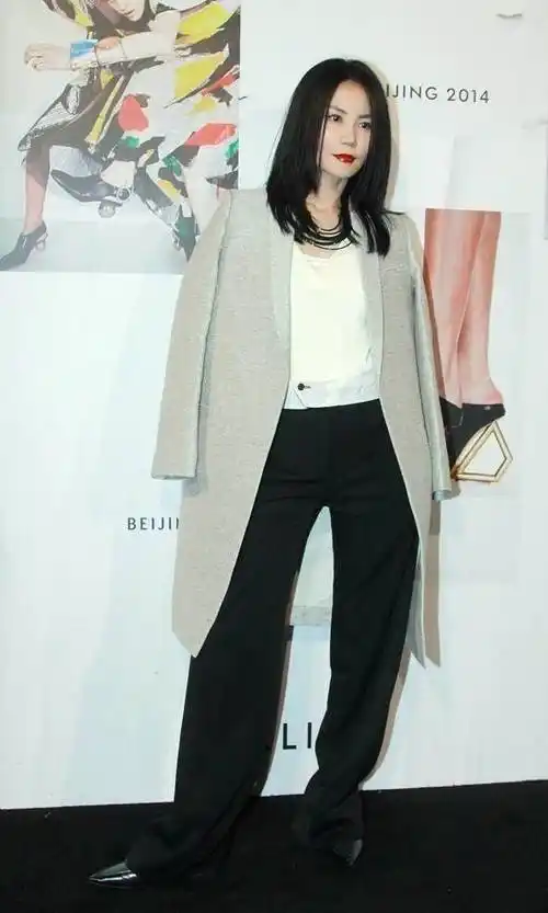 可别吹王菲气质高级了,垫肩外套配围巾,显得脖颈短小气质不佳_大衣