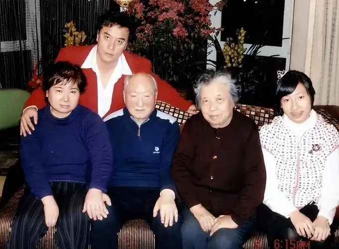 姐夫陈佩斯,女儿貌美如花,曾红遍全国的他太低调_张山_演艺事业_妻子