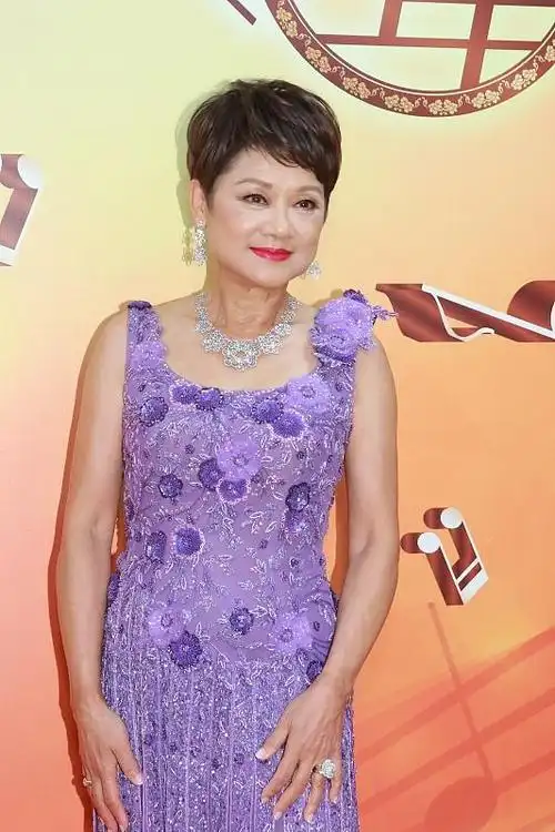 "上海滩"的演唱者叶丽仪老了,但身穿紫色长裙,气质身姿还挺好