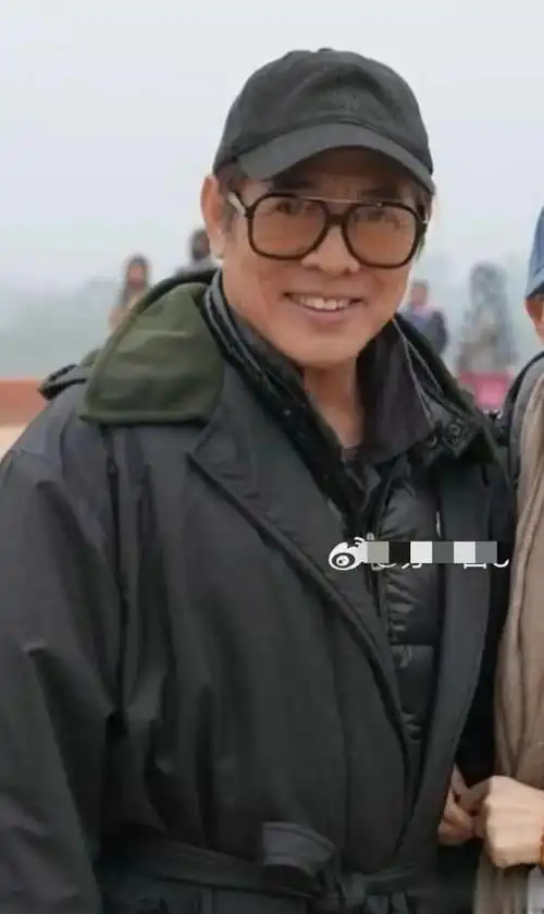 李连杰晒和利智的合照,对镜微笑秀恩爱,利智沧桑现状引人深思
