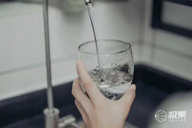 饮水问题终于解了!大通量净水机接水更畅快,即饮即滤搞定全家