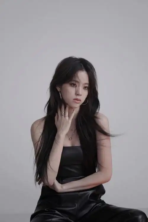 欧阳娜娜质感暗调封面大片