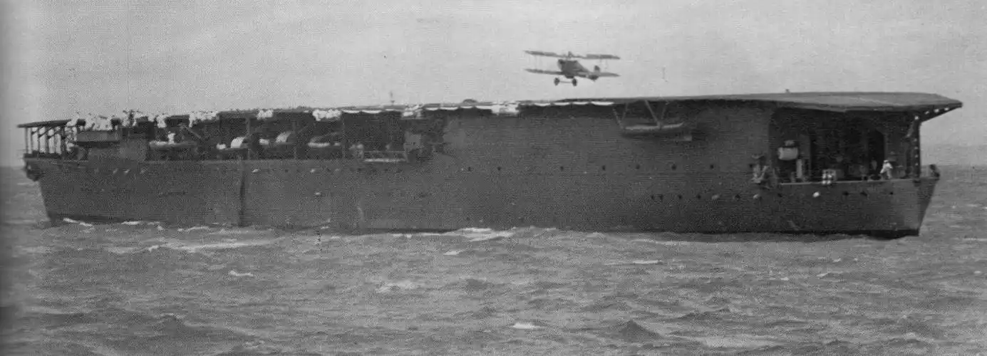 一·二八事变中凤翔号起飞十一式战斗机2月5日,中国空军与凤翔号的5架