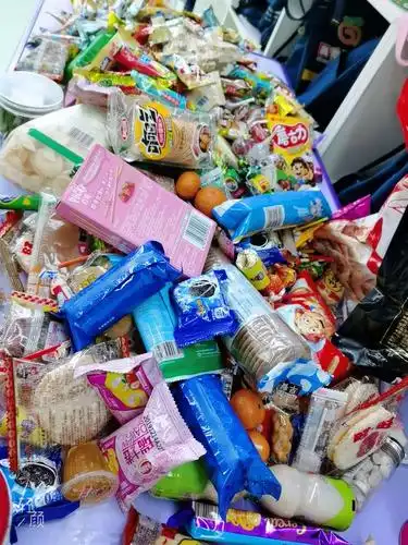 全班小朋友祝大家元旦快乐哦 让大家欣赏一下我们的零食大餐哈哈哈哈