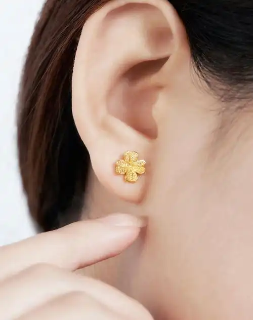 周大福chow tai fook珠宝专场-四叶草黄金足金耳钉(工费:60,约2.7g)