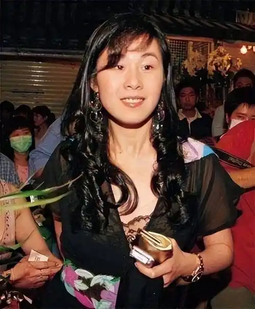 原创长相普通的王颖妤却跟香港第四富豪分手后又为第三富豪生儿子