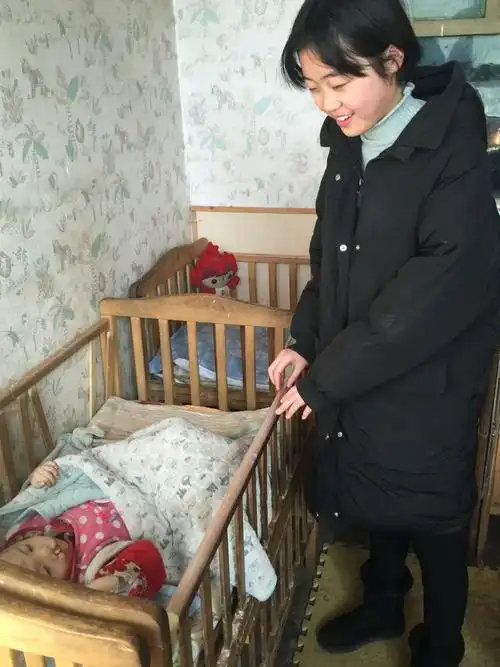 324班晋雨晨在孤儿院做社会实践活动