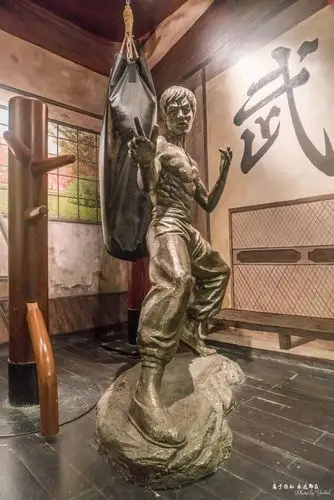 顺德是李小龙的祖居地,纪念馆以李小龙的生平,武艺,演艺和家族史展览