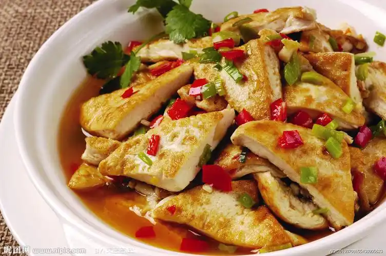 jpg颜色:cmyk40共享分×关 键 词:农家煎豆腐 家常菜 煎酿三角豆腐