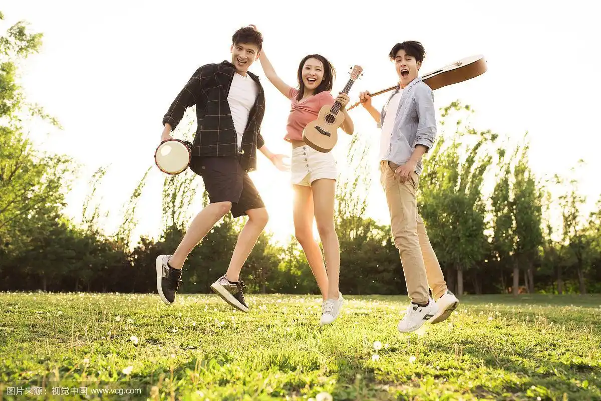 年轻乐队在户外草地演奏音乐