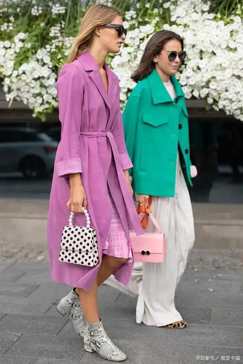 粉色阔腿裤配什么颜色上衣好看