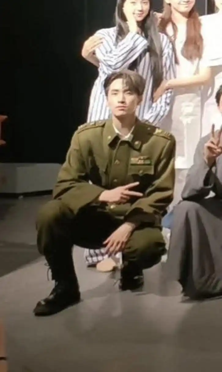严浩翔昨晚北电汇报表演穿军装造型好帅啊!