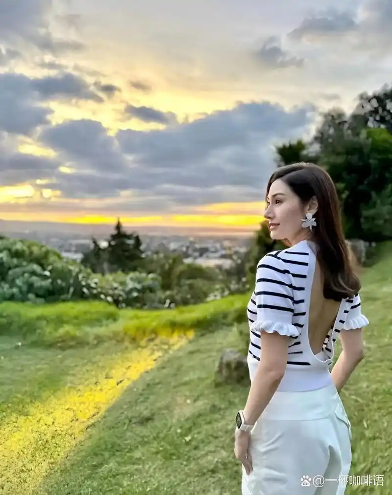 香港妹妹中的李嘉欣是一位品貌出众,魅力独特的女性.