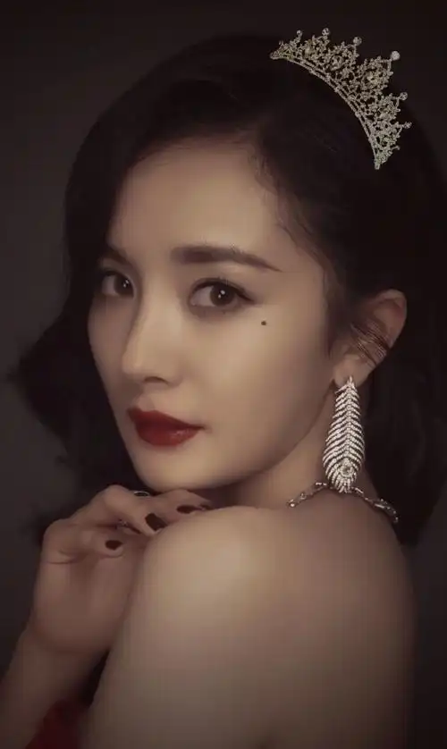 杨幂近颜特写,无畏镜头的漂亮脸蛋,忍不住想亲亲亲