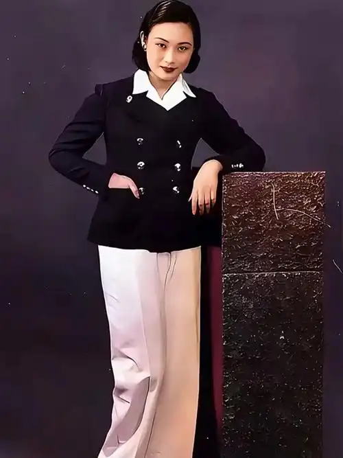 这是胡蝶年轻时拍的一张留影老照片