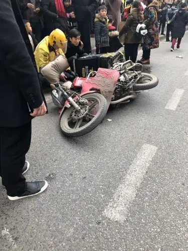 皮卡车跟美团小哥撞了