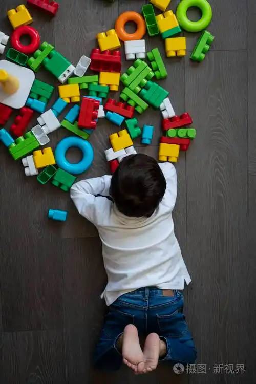 快乐的宝宝玩玩具积木