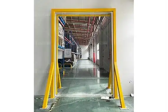 铝合金卷帘门搭配防撞柱仓库通道安全加固