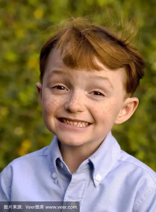 男孩在纽扣衬衫,微笑红发雀斑脸的孩子